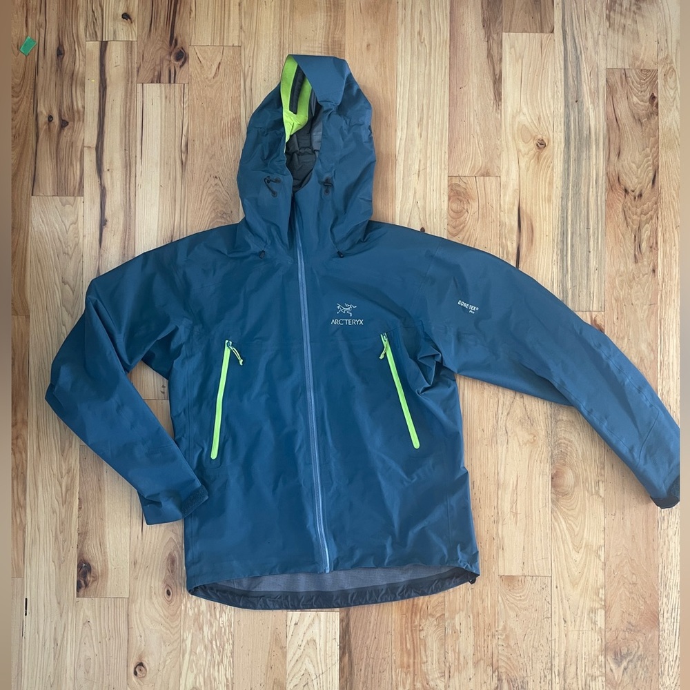 Arc’teryx Men Beta LT 3-Layer GORETEX PRO Hardshell Jacket Hinto